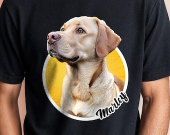 Puede incluir: Camiseta negra con un círculo amarillo que presenta un perro marrón y blanco con el nombre "Marley" escrito en texto blanco.