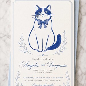 Op de afbeelding: Een trouwkaart met een blauwe aquarelillustratie van een kat met een strikje. De tekst luidt: Together with Milo. Angela and Benjamin joyfully invite you to their wedding. Saturday, August 30, 2028 at 2:00 PM.