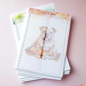 Pode incluir: Uma pilha de listas de tarefas imprimíveis com um tema de outono. A folha superior apresenta uma ilustração de aquarela de um bulldog com uma tigela de comida e folhas de outono. O texto "Lists & Notes" é impresso no topo da folha.