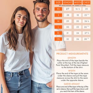 Puede incluir: Un hombre y una mujer con camisetas blancas y vaqueros azules. Se muestra una tabla de tallas en pulgadas, que muestra las medidas de largo, ancho y pecho. Tambi&eacute;n se incluyen instrucciones para medir la camisa.