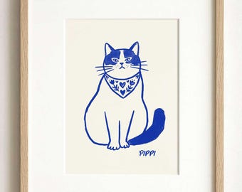 以下が含まれることがあります： ハートと花の模様のバンダナを巻いた猫の青いインクのイラストが描かれた額入りアートプリント。猫は座っており、尻尾の下にはクリーム色の背景に青い文字でPippiと書かれています。
