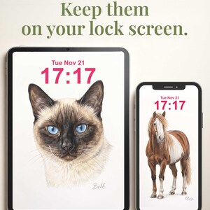 Pode incluir: Um tablet e um smartphone exibindo telas de bloqueio digitais com ilustra&ccedil;&otilde;es de animais. O tablet mostra um gato siam&ecirc;s de olhos azuis e o nome Bell. O telefone mostra um cavalo marrom e branco e o nome Olivia. Texto: NOT READY TO HANG IT YET? Keep them on your lock screen.