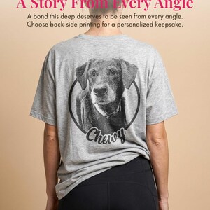 Puede incluir: Una camiseta gris con un retrato en blanco y negro de un perro llamado "Chewy" dentro de un c&iacute;rculo. El texto "A Story From Every Angle" est&aacute; arriba. La persona lleva leggings negros. Ideal para un regalo personalizado.