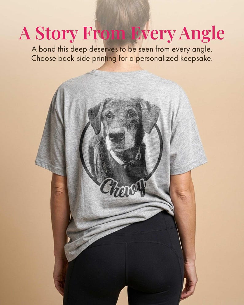 Puede incluir: Una camiseta gris con un retrato en blanco y negro de un perro llamado "Chewy" dentro de un c&iacute;rculo. El texto "A Story From Every Angle" est&aacute; arriba. La persona lleva leggings negros. Ideal para un regalo personalizado.