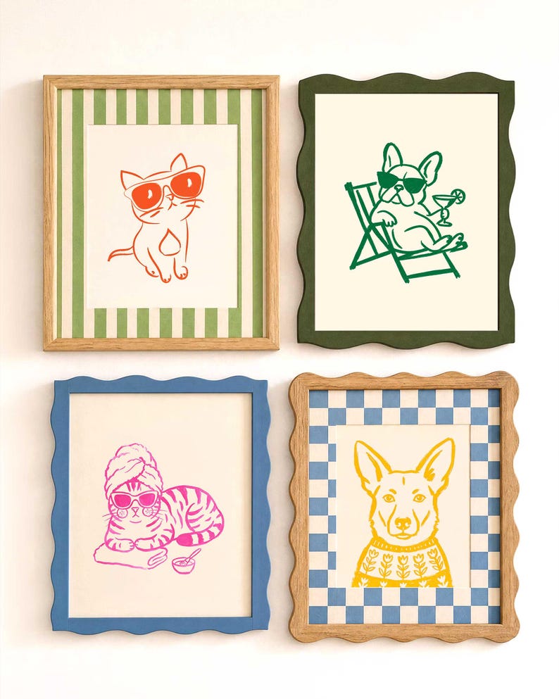 Op de afbeelding: Vier ingelijste wandkunstwerken met dierillustraties. Linksboven: oranje kat met zonnebril in een groen gestreepte lijst. Rechtsboven: groene hond in een ligstoel in een golvende donkergroene lijst. Linksonder: roze kat met handdoek in een golvende blauwe lijst. Rechtsonder: gele hond met trui in een golvende blauw-witte geblokte lijst.