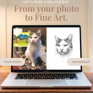 以下が含まれることがあります： ノートパソコンの画面には、猫のカラー写真と、同じ猫の白黒鉛筆画のポートレートが並べて表示されています。画面上のテキストは「NOT A FILTER. A REAL PORTRAIT. From your photo to Fine Art.」と書かれています。
