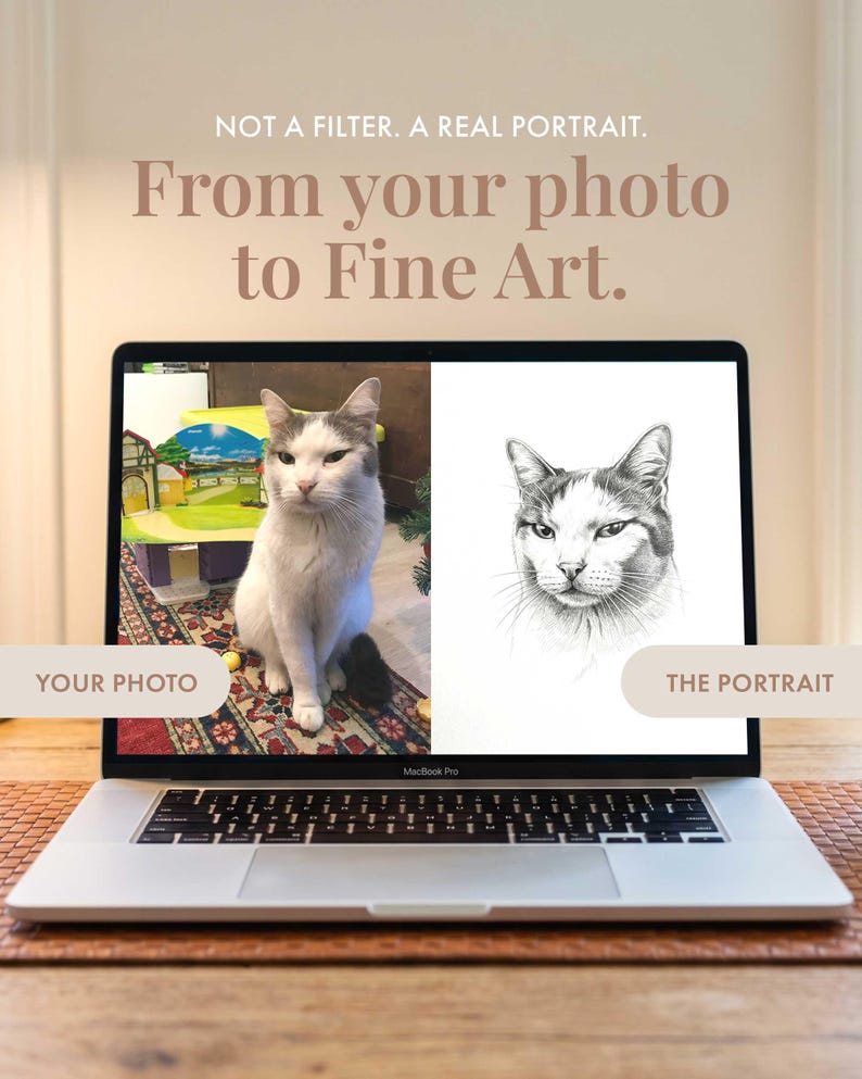 以下が含まれることがあります： ノートパソコンの画面には、猫のカラー写真と、同じ猫の白黒鉛筆画のポートレートが並べて表示されています。画面上のテキストは「NOT A FILTER. A REAL PORTRAIT. From your photo to Fine Art.」と書かれています。