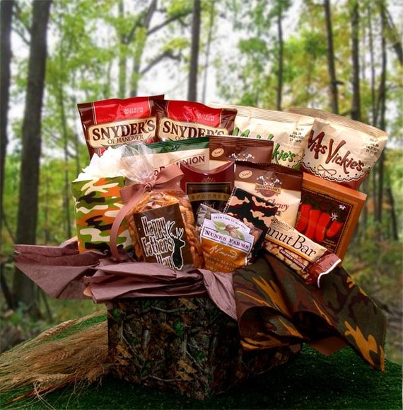 Hunting basket  Sports gift basket, Gift baskets for men, Hunting gifts