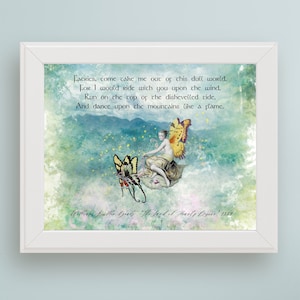 Puede incluir: Una ilustración vintage de un hada montando una mariposa con una cita de "The Land of Heart's Desire" de William Butler Yeats: "Hadas, venid y sacadme de este mundo aburrido, Porque me gustaría cabalgar con vosotras en el viento, Correr en la cima de la marea despeinada, Y bailar en las montañas como una llama."