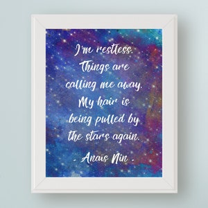 Pode incluir: Uma impressão de aquarela com uma citação de Anaïs Nin em um fundo estrelado. A citação diz: "Estou inquieto. As coisas estão me chamando. Meu cabelo está sendo puxado pelas estrelas."