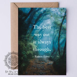 Tarjeta DIGITAL con cita de Robert Frost: La mejor salida siempre es a través de una tarjeta IMPRIMIBLE inspiradora, tarjeta de empoderamiento y apoyo emocional.