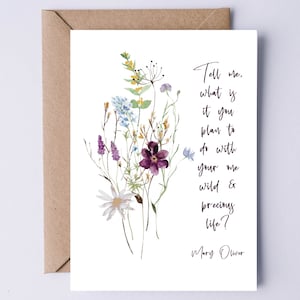 Cartão Digital com Citação de Mary Oliver | Diga-me, o que você planeja fazer com sua única vida selvagem e preciosa? Cartão de Formatura Inspirador