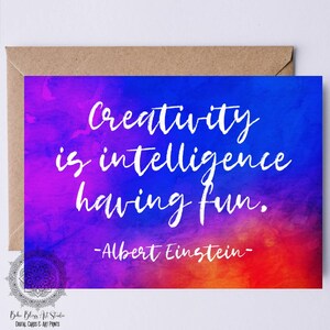 Puede incluir: Un fondo de acuarela colorido con una cita blanca que dice "La creatividad es la inteligencia divirtiéndose." La cita se atribuye a Albert Einstein.