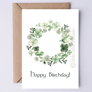 Carte imprimable Carte de voeux d'anniversaire irlandaise - Shamrock Wreath Artwork - Irlande Birthday Notecard pour elle ou lui
