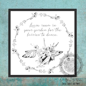 Op de afbeelding: Zwart-witte printbare kunstprint met een citaat over feeën: "Laat ruimte in je tuin voor de feeën om te dansen." Het citaat is omringd door een krans van bloemen en een mandala-ontwerp.
