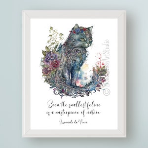 Könnte beinhalten: Ein Aquarellbild eines blauen Katers mit einer Blumenkrone. Die Katze ist von Blumen und Ranken umgeben. Unter der Katze steht der Spruch "Selbst das kleinste Katzenwesen ist ein Meisterwerk der Natur. - Leonardo da Vinci."