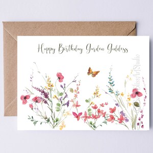 Cartão de aniversário para impressão de jardim - Cartão digital de jardineiro Cartão de aniversário de deusa para imprimir flores silvestres e borboletas Amante da natureza Mãe irmã dela
