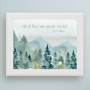 Può includere: Un dipinto ad acquerello di una foresta con montagne sullo sfondo. La citazione "Not all those who wander are lost. - J.R.R. Tolkien" è scritta in nero nella parte superiore dell'immagine.
