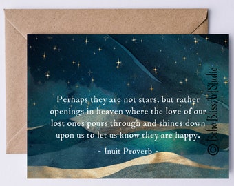 Op de afbeelding: Een blauwe en gouden aquarel-illustratie van een sterrenhemel met de quote "Misschien zijn het geen sterren, maar eerder openingen in de hemel waar de liefde van onze verlorenen doorheen stroomt en op ons schijnt om ons te laten weten dat ze gelukkig zijn. - Inuit-spreekwoord"