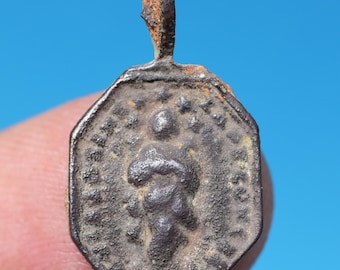 Medalla religiosa de la Inmaculada Concepción del siglo XVIII. Medallón antiguo del Santo Grial encontrado.