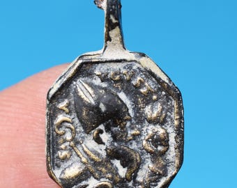 Medalla religiosa de San Agustín del siglo XVIII, Medallón Agustino de la Anciana de Risco