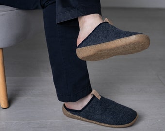 Pantoufles en laine feutre faites main Snugtoes pour hommes. Léger, confortable, couleur bleu foncé. Entièrement biodégradable.