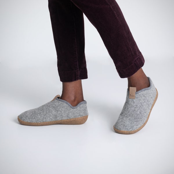 Pantoufles en laine feutre faites main pour femmes sans lacets Snugtoes. Léger, confortable, couleur gris naturel