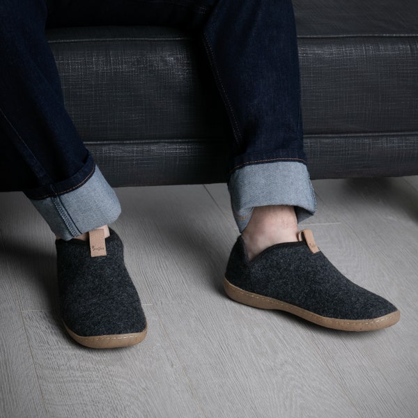 Pantoufles en laine feutre faites main pour hommes Snugtoes. Léger, confortable, couleur gris foncé. Entièrement biodégradable