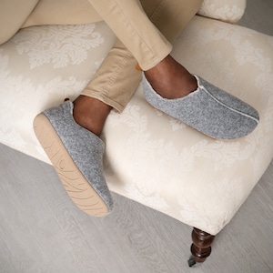 Snugtoes instappers van gerecycled polyester. Wollen voering, lichtgewicht, comfortabel, natuurlijk grijze kleur