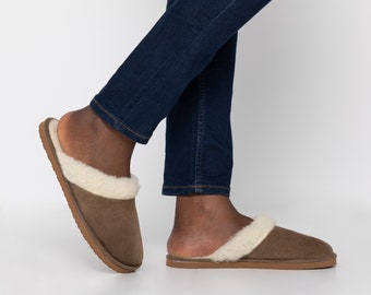 Chaussons confortables marron SnugToes avec doublure en vraie fourrure et semelle intérieure ferme.