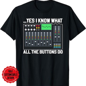 Peut inclure: T-shirt noir avec un graphique d'une table de mixage et le texte "...YES I KNOW WHAT ALL THE BUTTONS DO".