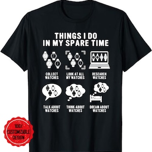Può includere: Una maglietta nera con testo bianco che recita "Things I do in my spare time". Il testo è circondato da illustrazioni di orologi. Le illustrazioni rappresentano la collezione, l'osservazione, la ricerca, la conversazione, il pensiero e il sogno di orologi.