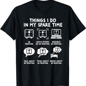 Op de afbeelding: Zwart T-shirt met witte tekst die "Things I do in my spare time" luidt. De tekst is gerangschikt in een lijst met pictogrammen van 3D-printers. De lijst bevat: 3D-printen, anderen zien 3D-printen, onderzoek naar 3D-printen, praten over 3D-printen, nadenken over 3D-printen en dromen over 3D-printen.