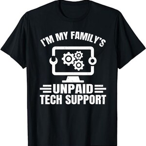 Peut inclure: T-shirt noir avec du texte blanc qui dit "I'm My Family's Unpaid Tech Support". Le texte est entouré d'un graphique d'écran d'ordinateur avec des icônes de clé à molette et d'engrenage.