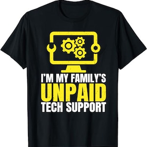 Op de afbeelding: Zwart T-shirt met een gele computergrafiek en de tekst "Ik ben de onbetaalde technische ondersteuning van mijn familie."