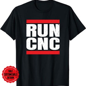 Może przedstawiać: Czarny T-shirt z czerwono-białym nadrukiem z napisem "RUN CNC" w stylu vintage.
