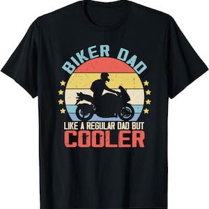 Może przedstawiać: Czarny T-shirt z grafiką w stylu vintage przedstawiającą motocyklistę i tekstem "Biker Dad Like a Regular Dad But Cooler".
