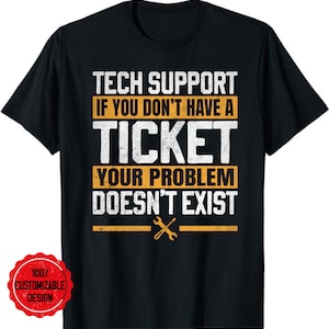 Op de afbeelding: Zwart T-shirt met een gele afbeelding met de tekst "Tech Support If You Don't Have A Ticket Your Problem Doesn't Exist". De afbeelding bevat ook een moersleutel en een schroevendraaier.