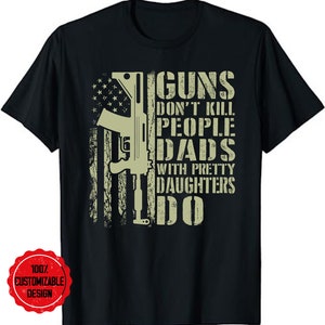 Könnte beinhalten: Schwarzes T-Shirt mit einem abgenutzten amerikanischen Flaggenmuster und dem Text "Guns don't kill people dads with pretty daughters do".