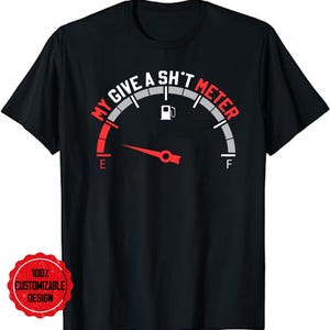 Könnte beinhalten: Schwarzes T-Shirt mit einer Grafik einer Tankanzeige mit der Aufschrift "My Give A Sh*t Meter". Die Messnadel ist rot und zeigt auf leer. Der Text ist in Rot und Weiß.