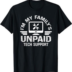 Può includere: Maglietta nera con testo bianco che recita "Sono il supporto tecnico non pagato della mia famiglia". Sopra il testo c'è un monitor di computer con una chiave inglese e un cacciavite.