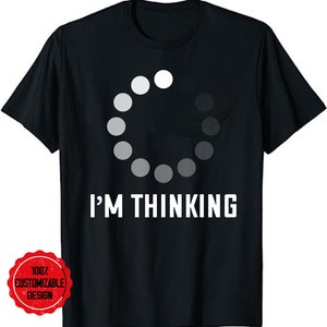 Könnte beinhalten: Schwarzes T-Shirt mit einem weißen Ladekreis-Motiv und dem Text "I'M THINKING".