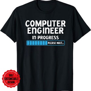 Pode incluir: Camiseta preta com texto branco que diz "COMPUTER ENGINEER IN PROGRESS" acima de uma barra de progresso azul e as palavras "PLEASE WAIT...". Um adesivo circular vermelho com texto branco que diz "100% CUSTOMIZABLE DESIGN" está no canto inferior esquerdo.