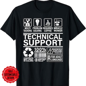 Peut inclure: T-shirt noir avec du texte blanc qui dit "Support technique". Le texte est entouré d'icônes représentant le multitâche, la résolution de problèmes, le café et une baguette magique. Le t-shirt présente également une étiquette d'avertissement qui dit "Avertissement : sarcasme à l'intérieur".