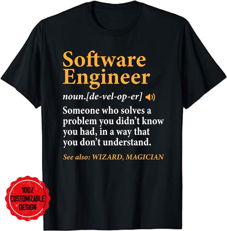 Puede incluir: Camiseta negra con texto blanco que dice "Software Engineer" y una definici&oacute;n del t&eacute;rmino. La definici&oacute;n incluye la frase "Alguien que resuelve un problema que no sab&iacute;as que ten&iacute;as, de una manera que no entiendes."