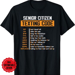 Pode incluir: Camiseta preta com texto branco que diz "Senior Citizen Texting Code" e uma lista de abreviações e seus significados. As abreviações estão em maiúsculas e os significados em minúsculas. As abreviações são: BFF, LOL, BTW, TTYL, BYOT, LMDO, WAITT, OMSG, GGPBL, ROFLACGU.