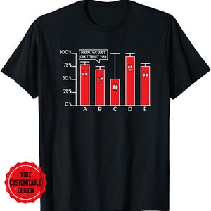 Pode incluir: Camiseta preta com um gráfico de um gráfico de barras com barras vermelhas antropomórficas. O texto acima do gráfico diz: "SORRY, WE JUST CAN'T TRUST YOU!". Um círculo vermelho com o texto "100% CUSTOMIZABLE DESIGN" está no canto inferior esquerdo.