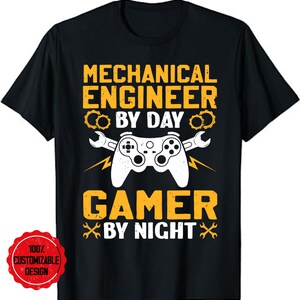 Könnte beinhalten: Schwarzes T-Shirt mit gelbem Text, der "Mechanical Engineer by Day Gamer by Night" lautet. Das Design enthält einen Videospiel-Controller mit Schraubenschlüsselgriffen und Blitzen.
