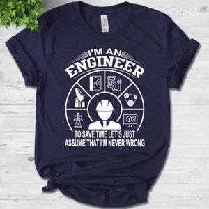 Può includere: Una t-shirt blu navy con un design grafico bianco. Il grafico presenta un cerchio con vari simboli di ingegneria e il testo "I'm an Engineer" sopra il cerchio. Sotto il cerchio c'è il testo "To save time let's just assume that I'm never wrong."