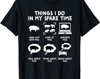 Könnte beinhalten: Ein schwarzes T-Shirt mit weißem Text, der "Things I do in my spare time" lautet. Der Text ist in einer Liste mit Schweine-Symbolen angeordnet. Die Liste enthält "Hang out with pigs", "Look at pigs", "Research pigs", "Talk about pigs", "Think about pigs" und "Dream about pigs".